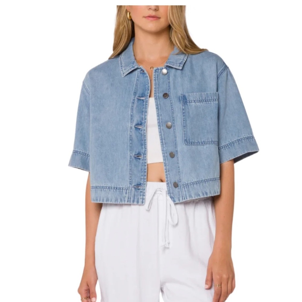 NWT Womens Light Wash Denim Cropped Short Sleeve Button Shirt Velvet Heart